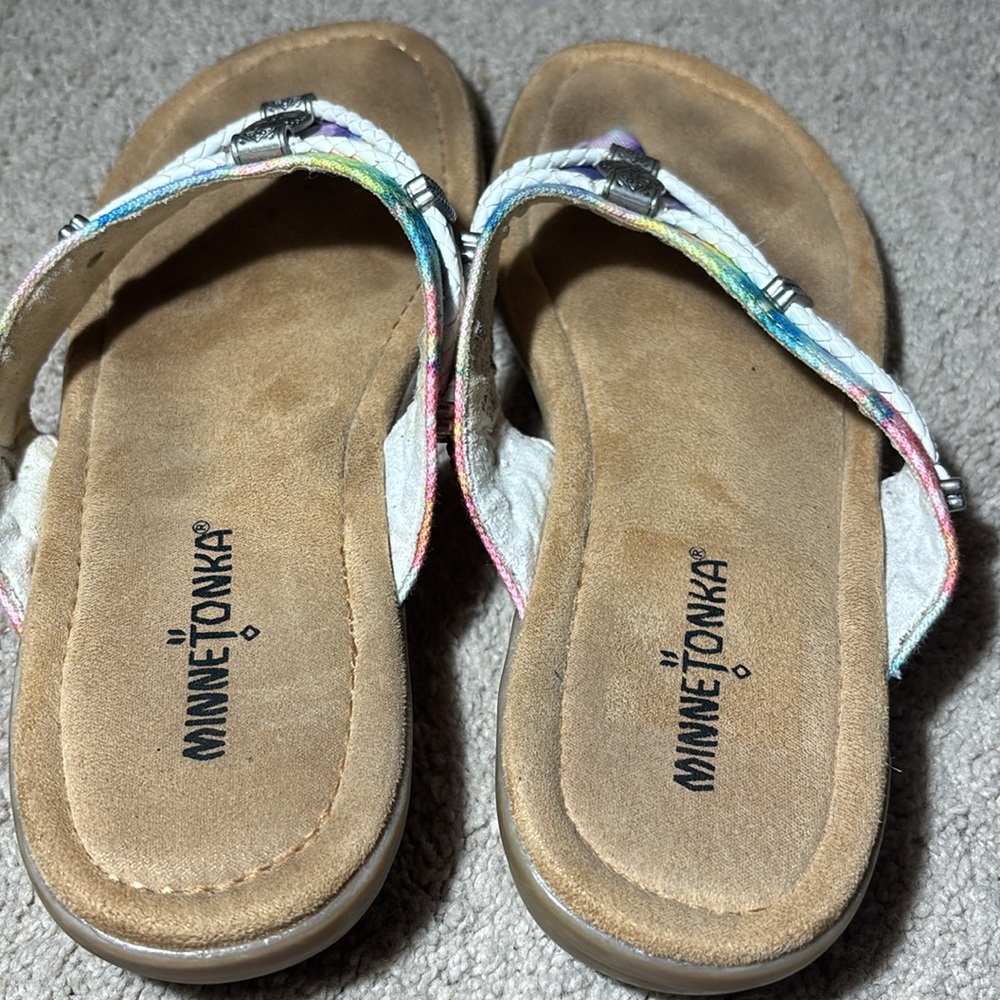 Minnetonka women’s 9 tie dye Multicolor thong Sandals bohemian hippie beach - Picture 3 of 7